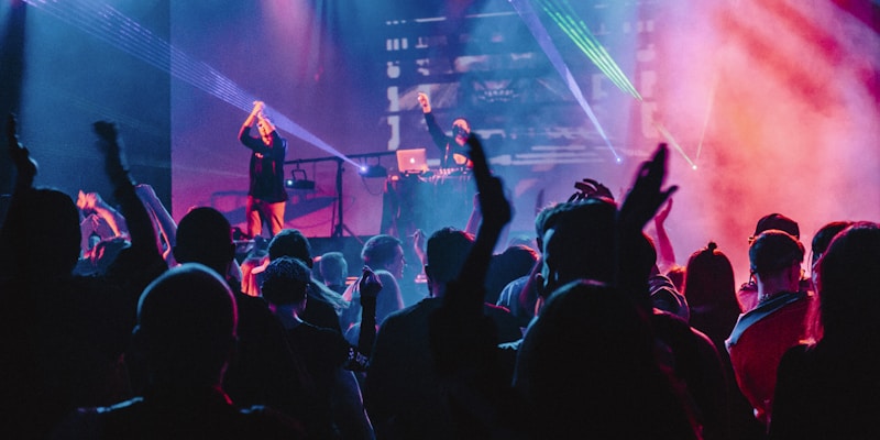 活跃的线上球迷社区互动场景